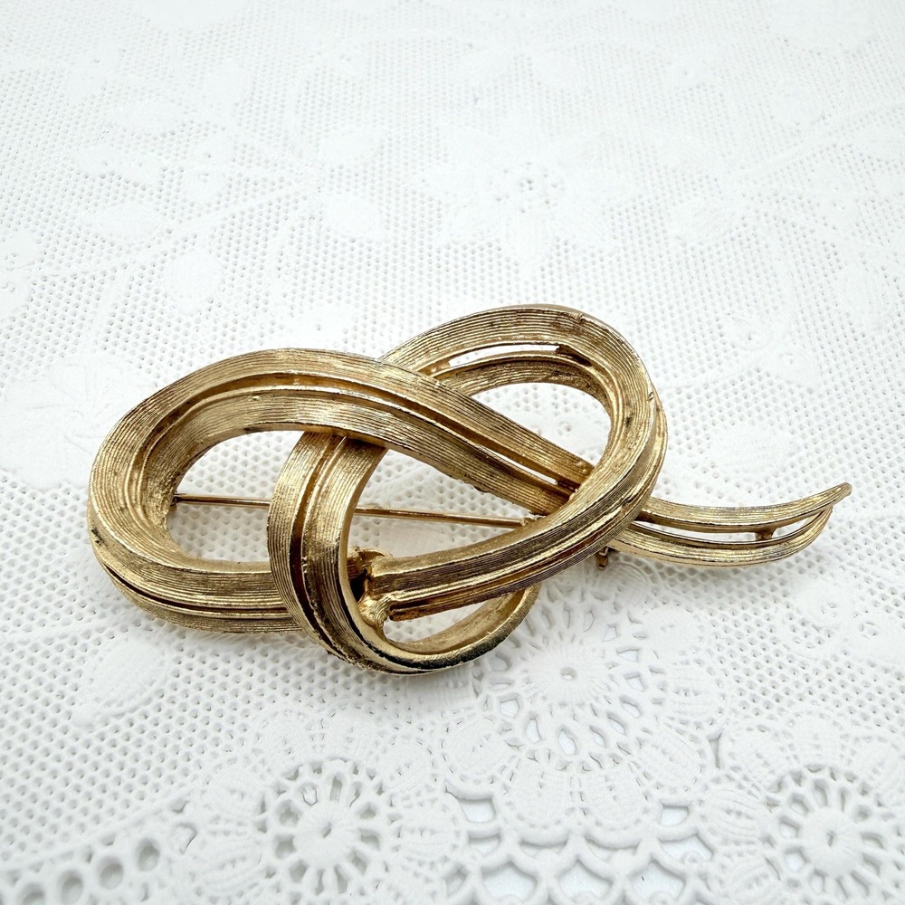 Vintage Mid Century Retro CORO Gold Tone Love Knot Brooch